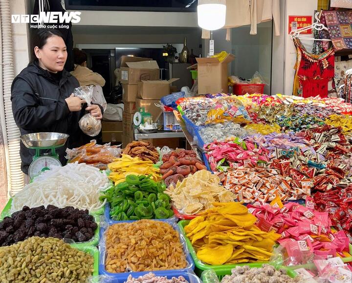 Cảnh lạ ở 'thủ phủ' bánh kẹo Hà Nội ngày cận Tết Nguyên đán Ất Tỵ - Ảnh 10.