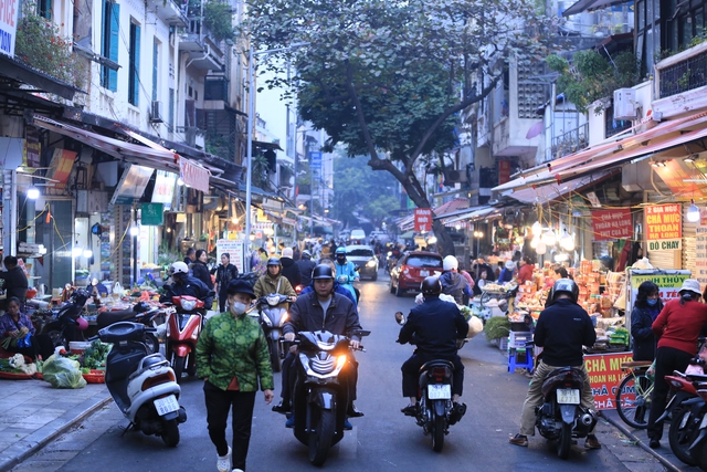 Người Hà Nội chen chân ở chợ từ sớm để mua đồ cúng trong ngày tiễn ông Táo về trời - Ảnh 1.