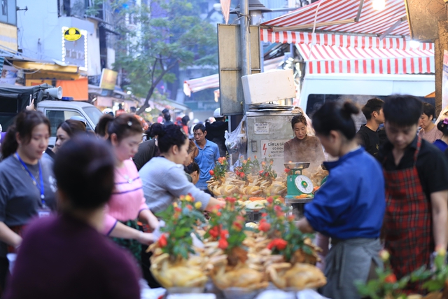 Người Hà Nội chen chân ở chợ từ sớm để mua đồ cúng trong ngày tiễn ông Táo về trời - Ảnh 2.