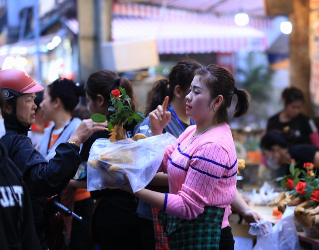 Người Hà Nội chen chân ở chợ từ sớm để mua đồ cúng trong ngày tiễn ông Táo về trời - Ảnh 7.