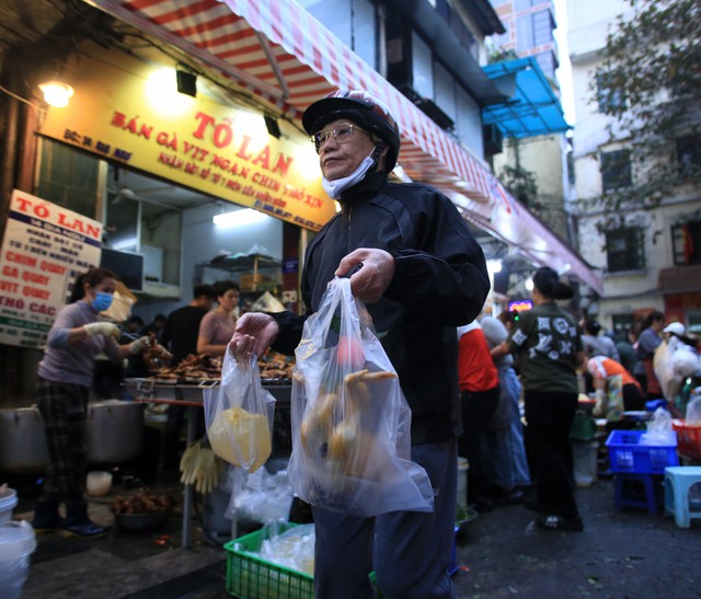 Người Hà Nội chen chân ở chợ từ sớm để mua đồ cúng trong ngày tiễn ông Táo về trời - Ảnh 9.