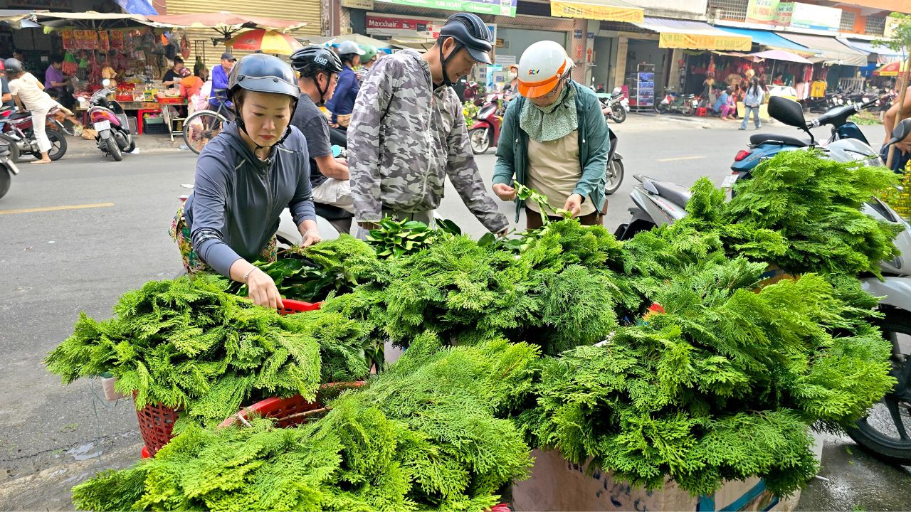 Người Hoa ở TP HCM mua mía để ông Táo bắt thang về Trời- Ảnh 9.