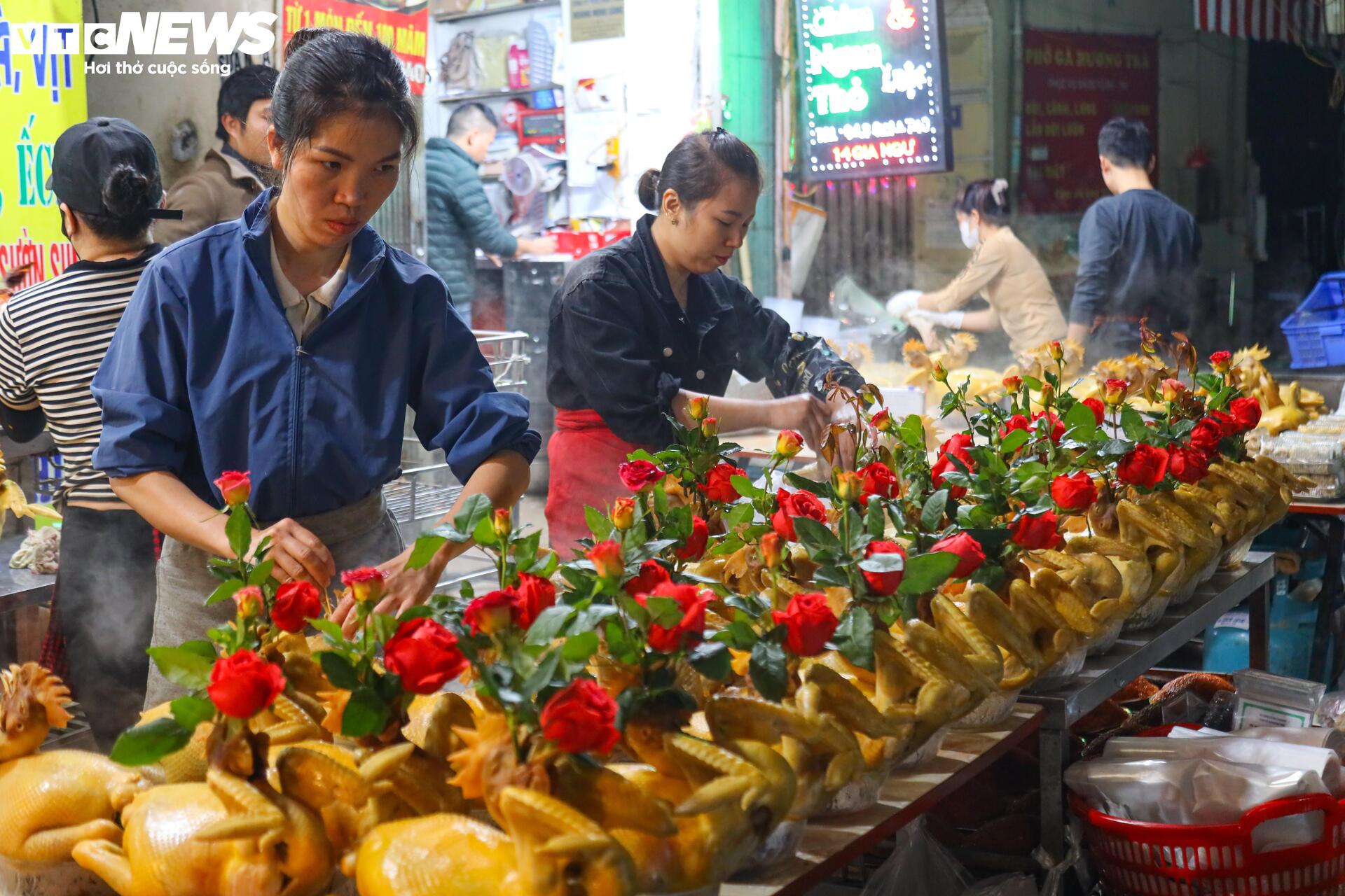 Tiểu thương đánh ô tô ship gà từ mờ sáng, phục vụ khách cúng ông Công, ông Táo - Ảnh 10.