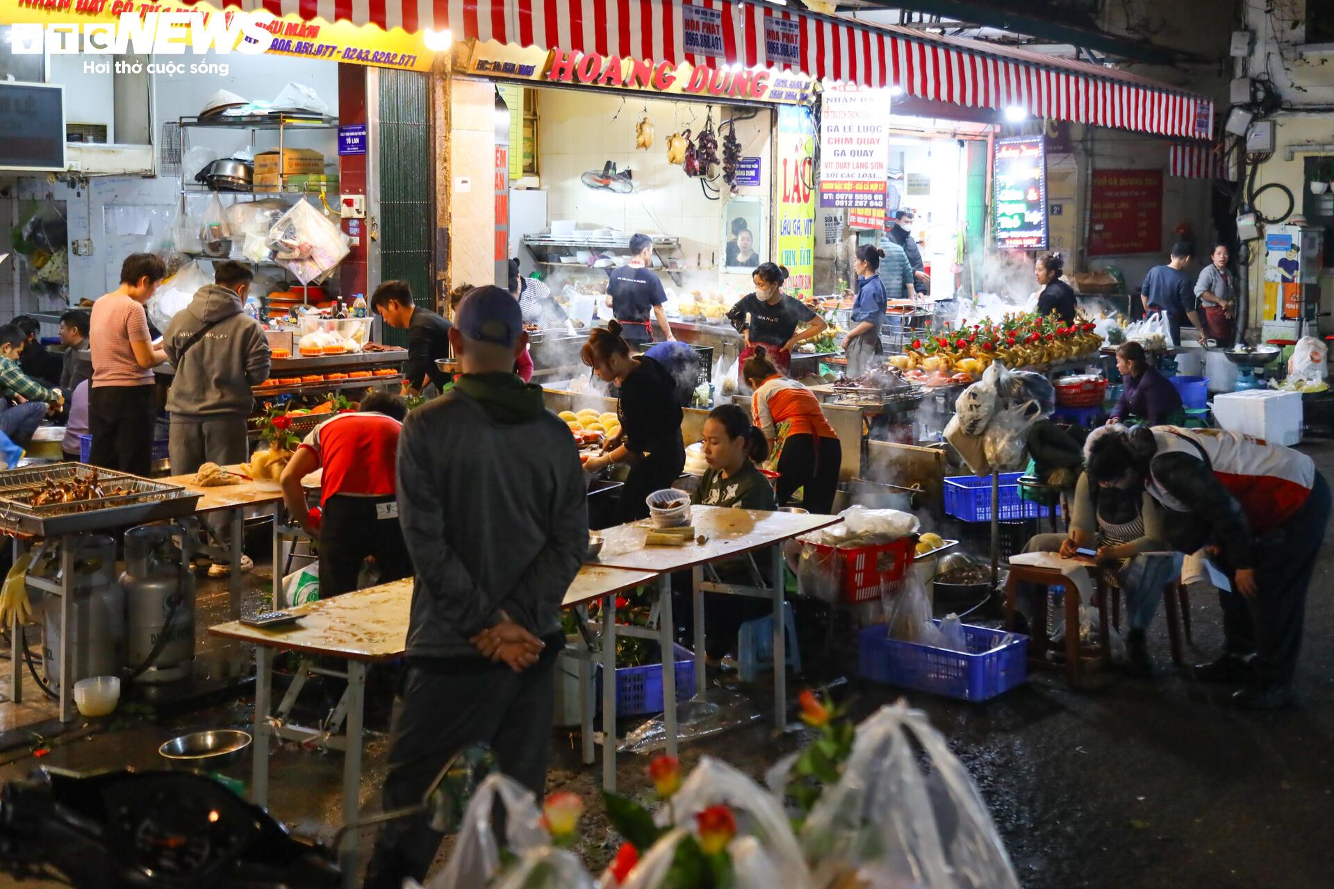 Tiểu thương đánh ô tô ship gà từ mờ sáng, phục vụ khách cúng ông Công, ông Táo - Ảnh 2.