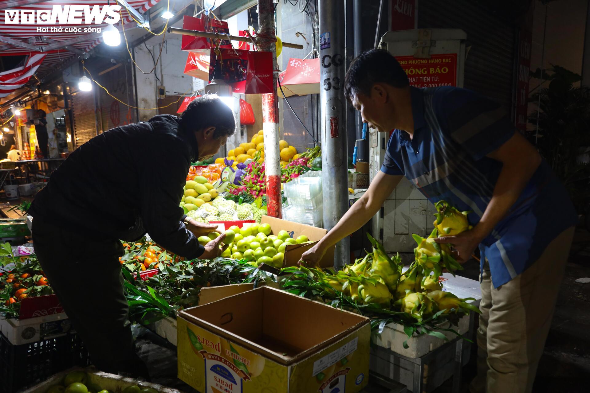 Tiểu thương đánh ô tô ship gà từ mờ sáng, phục vụ khách cúng ông Công, ông Táo - Ảnh 4.