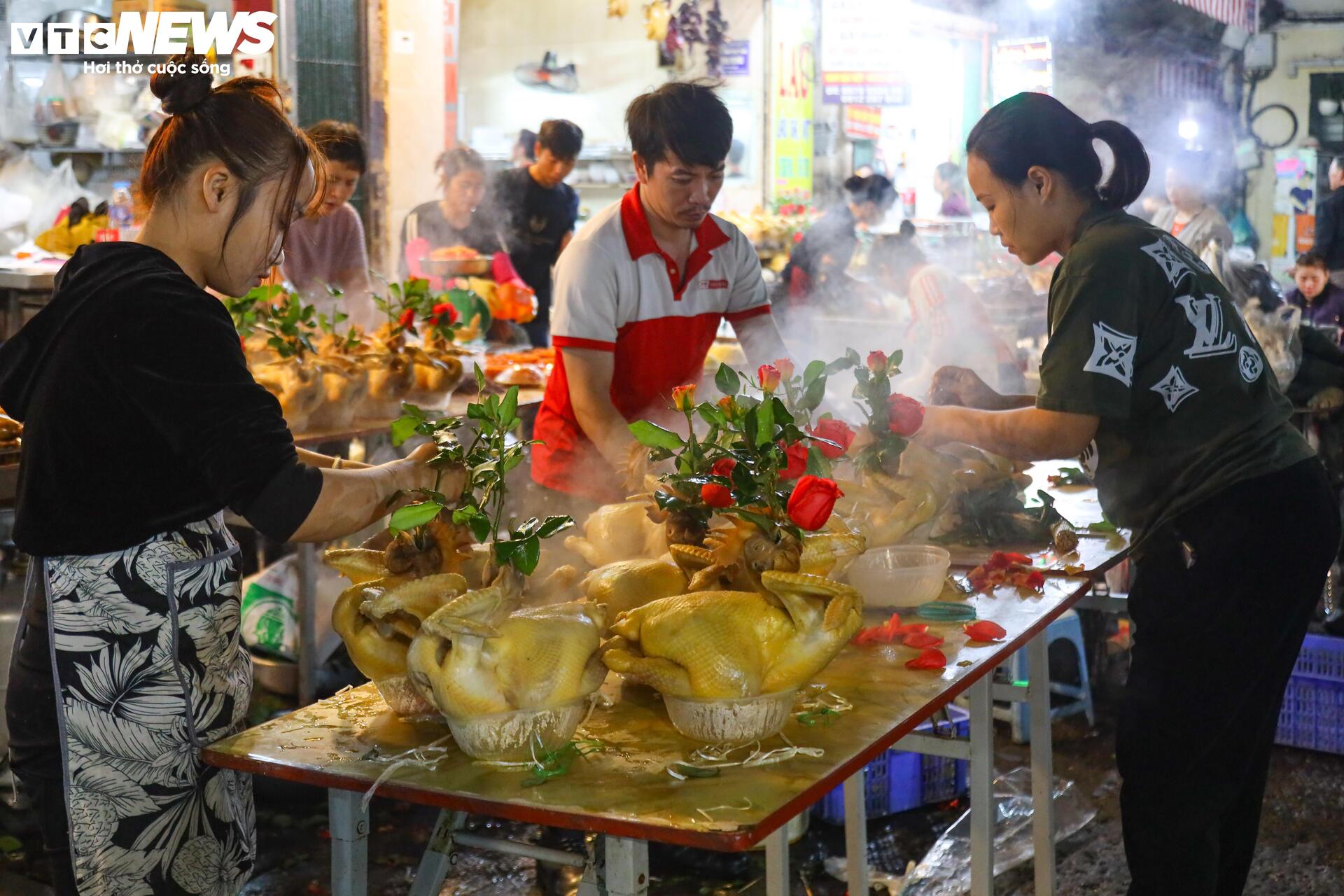 Tiểu thương đánh ô tô ship gà từ mờ sáng, phục vụ khách cúng ông Công, ông Táo - Ảnh 8.