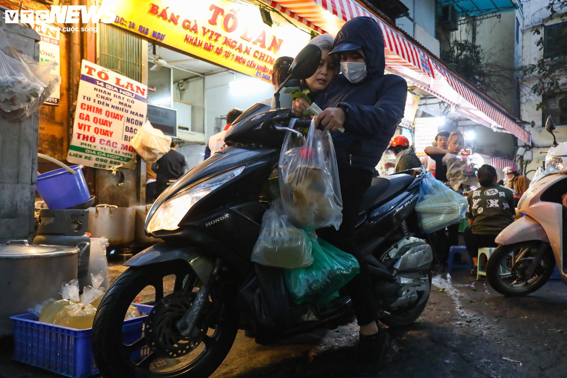 Tiểu thương đánh ô tô ship gà từ mờ sáng, phục vụ khách cúng ông Công, ông Táo - Ảnh 22.