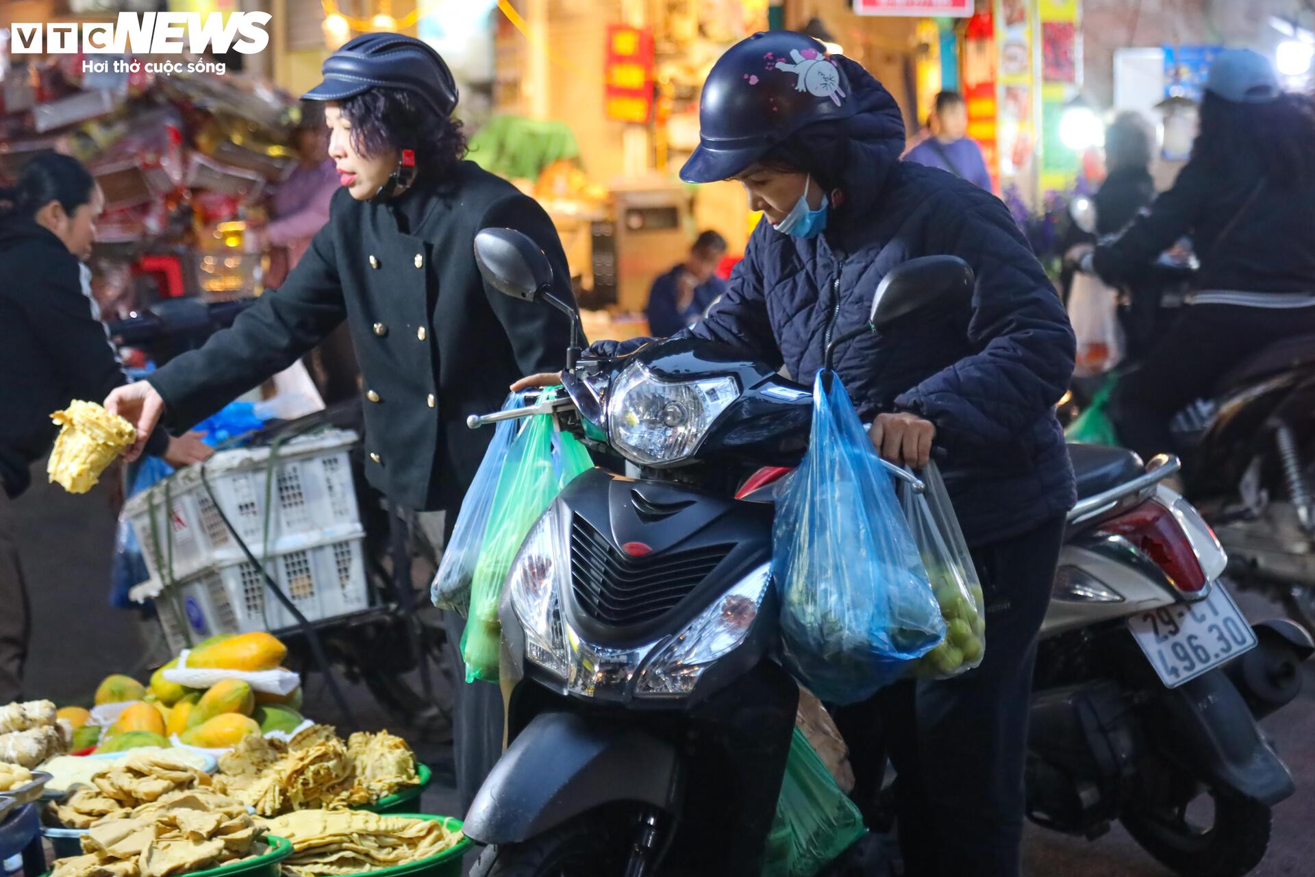 Tiểu thương đánh ô tô ship gà từ mờ sáng, phục vụ khách cúng ông Công, ông Táo - Ảnh 23.