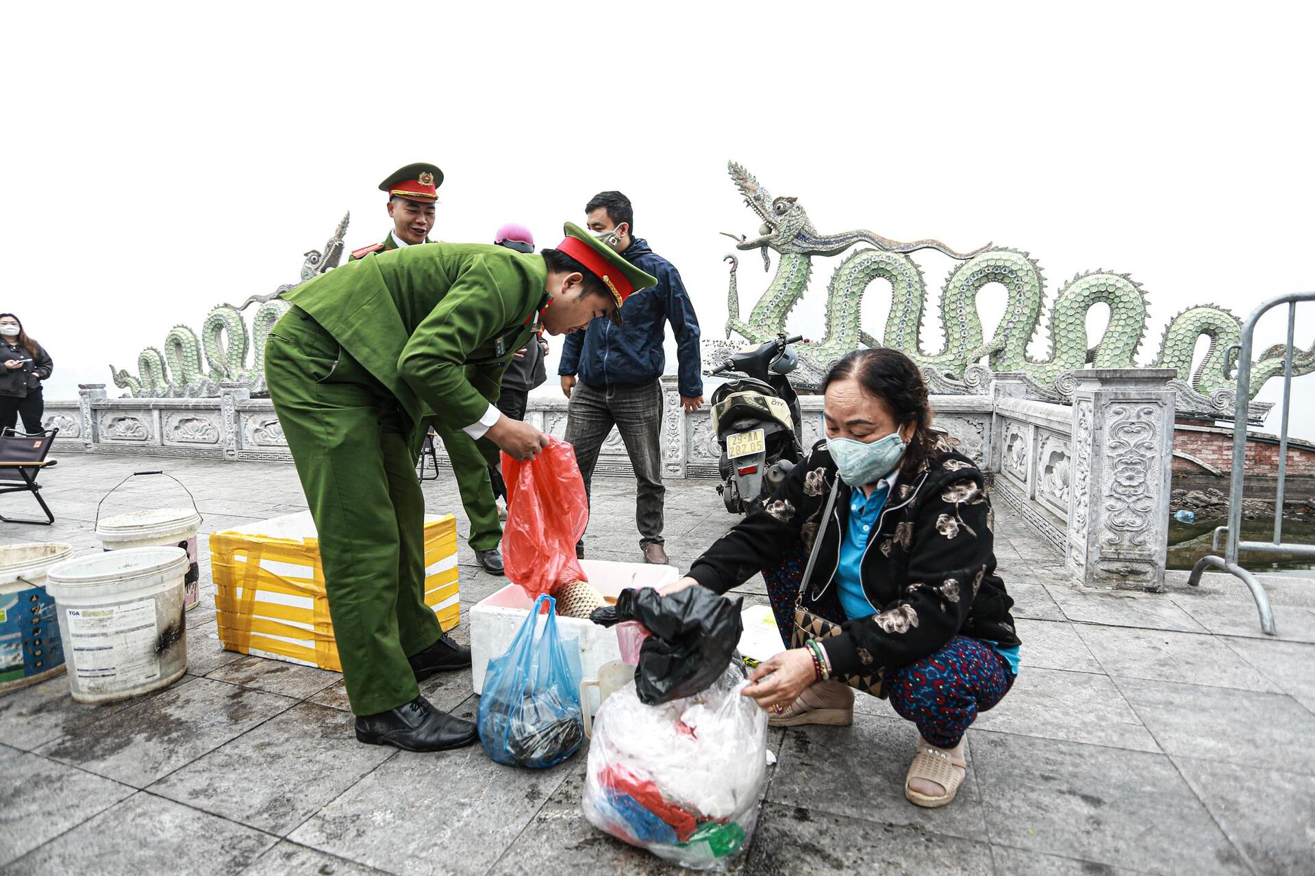 Cá chép 'đu dây' xuống sông Hồng tiễn ông Công ông Táo về trời - Ảnh 11.