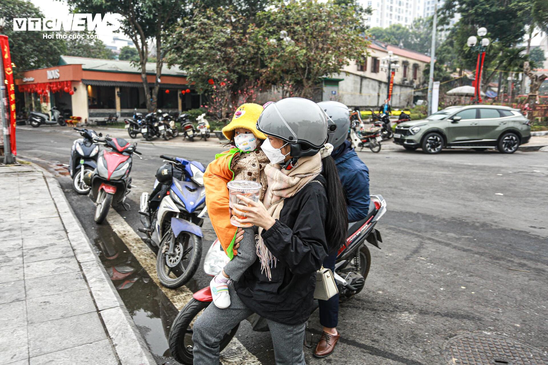 Cá chép 'đu dây' xuống sông Hồng tiễn ông Công ông Táo về trời - Ảnh 12.