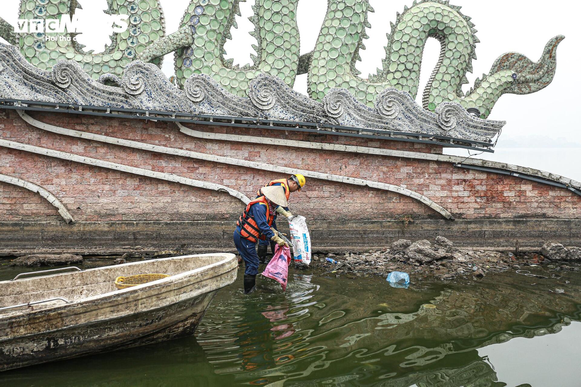 Cá chép 'đu dây' xuống sông Hồng tiễn ông Công ông Táo về trời - Ảnh 20.