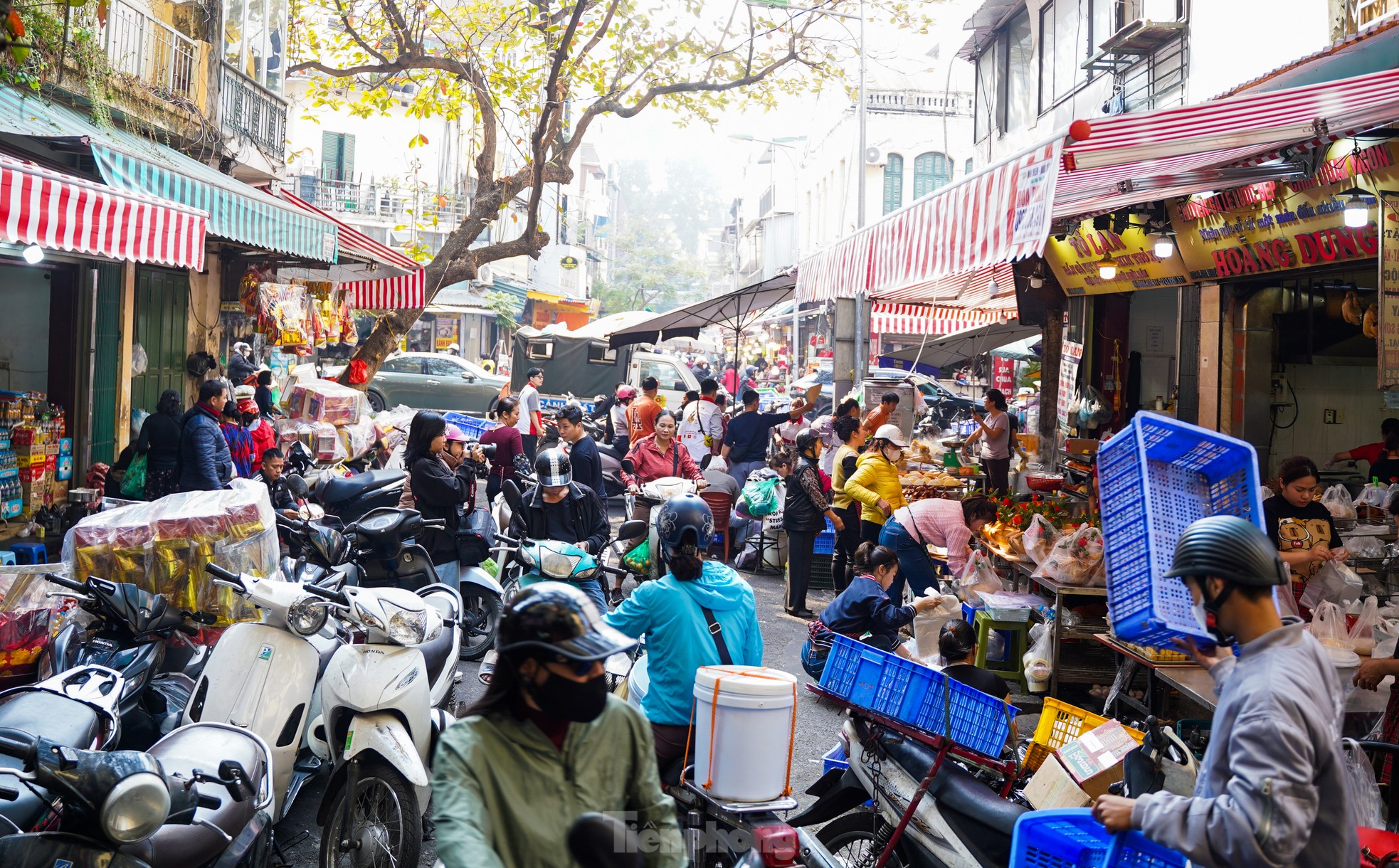 Tết ông Công ông Táo: Đồ cúng chế biến phong phú, gà ngậm hoa hồng giá 500.000đ/con - Ảnh 7.