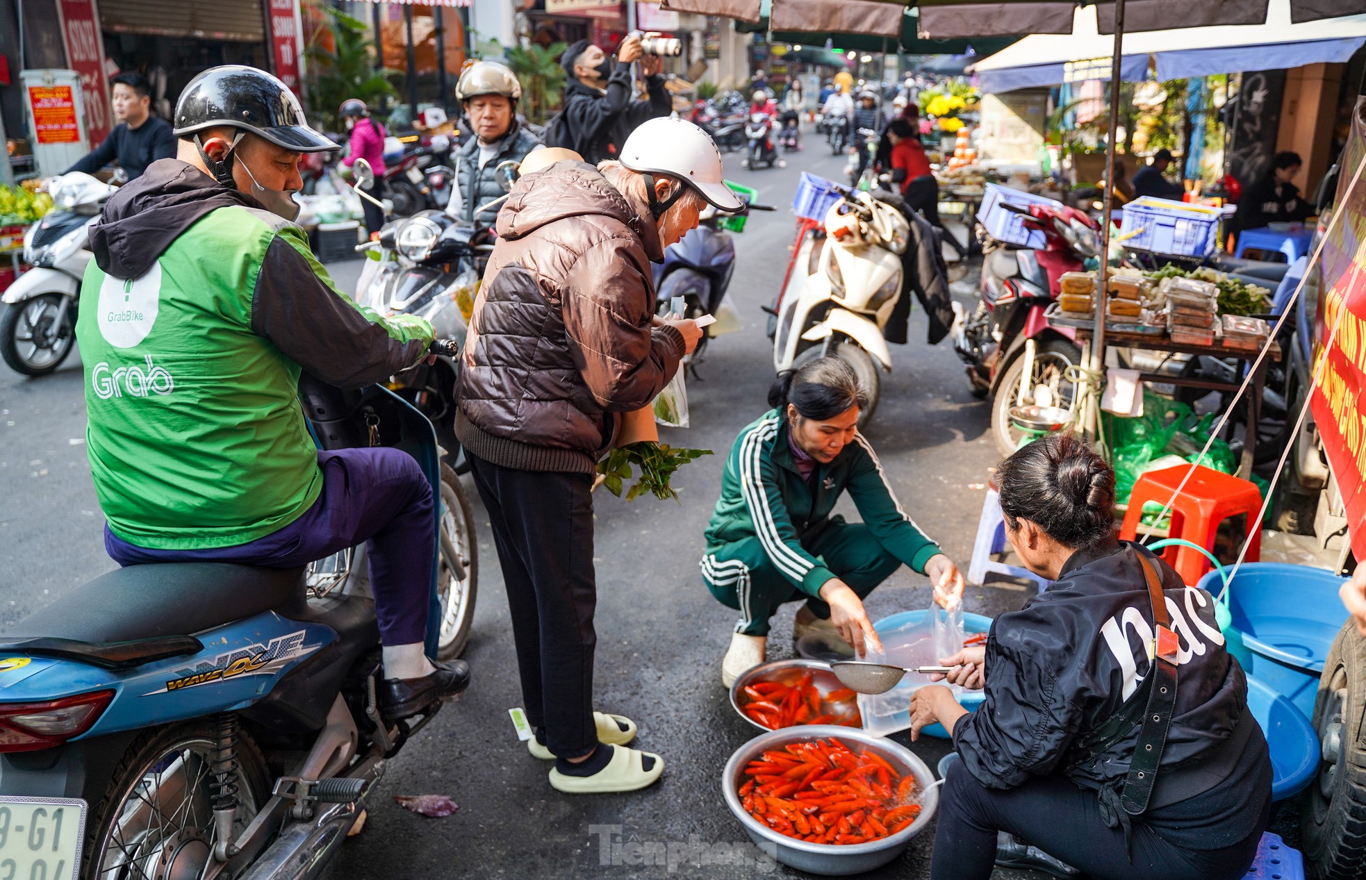 Tết ông Công ông Táo: Đồ cúng chế biến phong phú, gà ngậm hoa hồng giá 500.000đ/con - Ảnh 15.