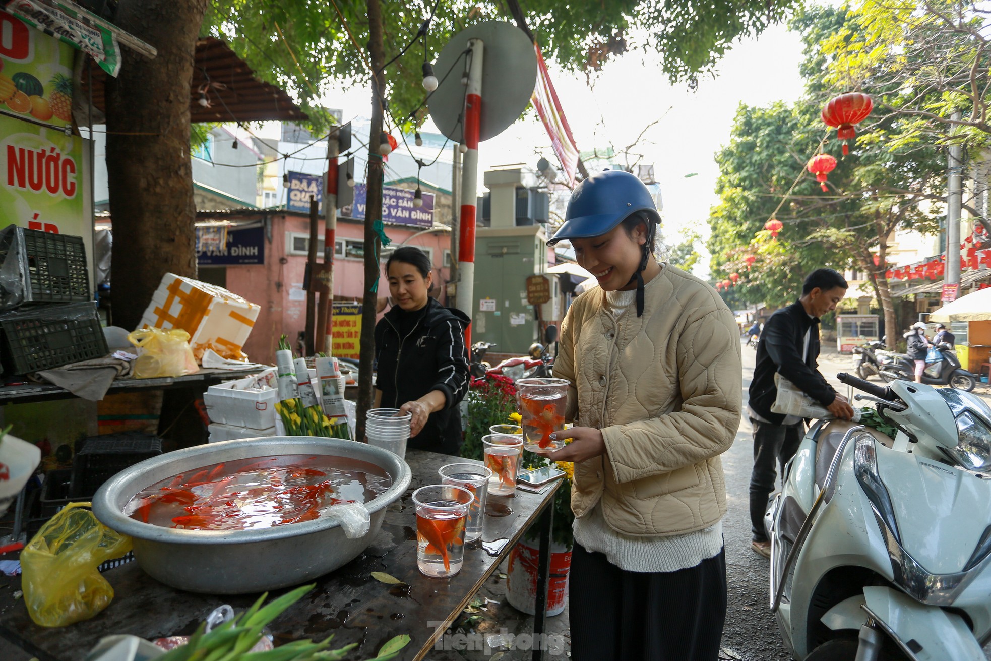 Tết ông Công ông Táo: Đồ cúng chế biến phong phú, gà ngậm hoa hồng giá 500.000đ/con - Ảnh 17.