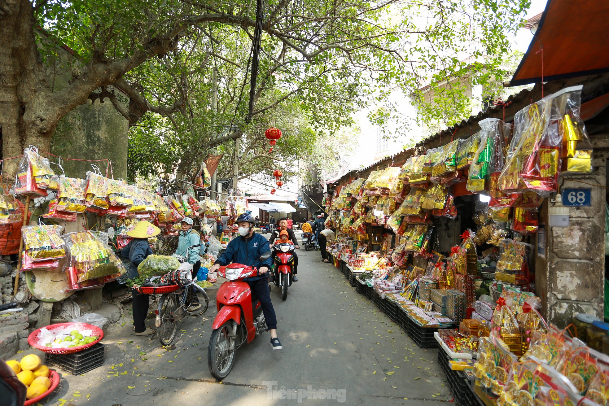 Tết ông Công ông Táo: Đồ cúng chế biến phong phú, gà ngậm hoa hồng giá 500.000đ/con - Ảnh 2.