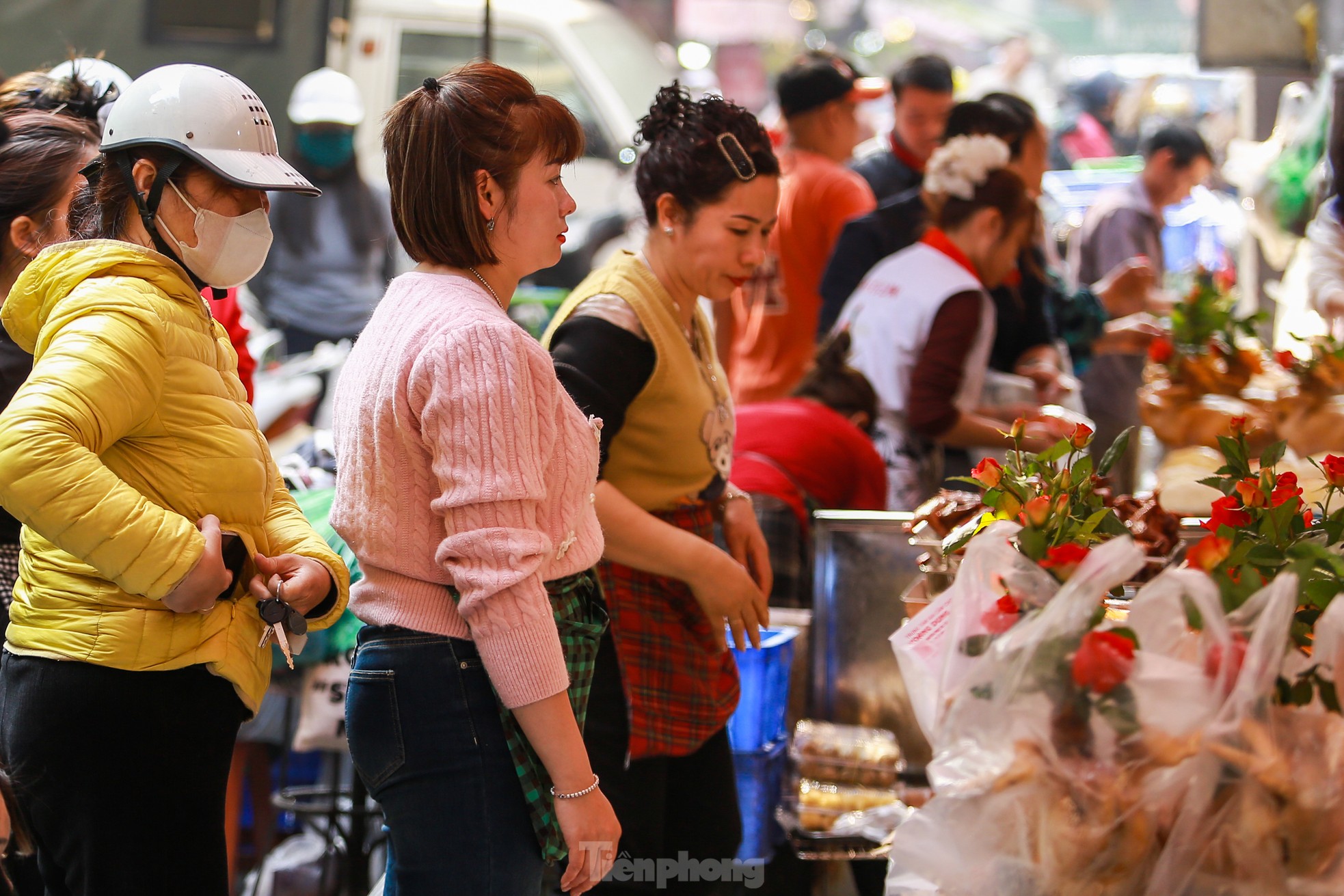 Tết ông Công ông Táo: Đồ cúng chế biến phong phú, gà ngậm hoa hồng giá 500.000đ/con - Ảnh 9.