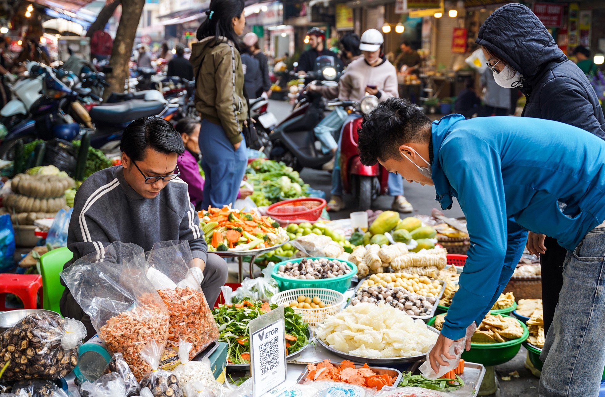 Tết ông Công ông Táo: Đồ cúng chế biến phong phú, gà ngậm hoa hồng giá 500.000đ/con - Ảnh 3.