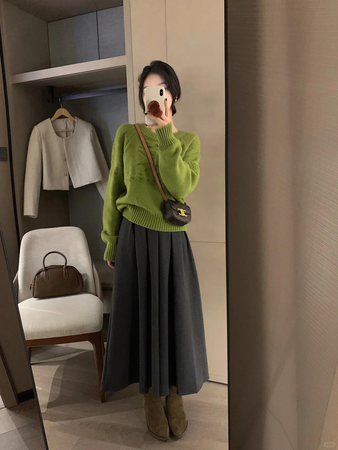 Phụ nữ tuổi 40 mặc gì vào đầu xuân để vừa sang trọng, thoải mái lại không quá cầu kỳ? - Ảnh 4. Phụ nữ tuổi 40 mặc gì vào đầu xuân để vừa sang trọng, thoải mái lại không quá cầu kỳ? - Ảnh 4.