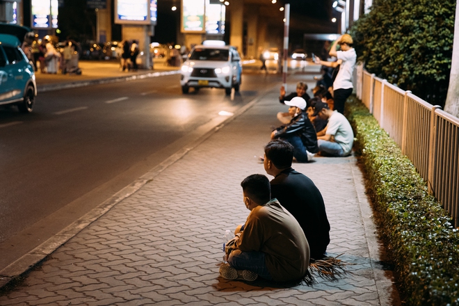 Cảnh đoàn tụ cuối năm ở Tân Sơn Nhất: 1 người trở về 20 người đến đón, không dám ngồi bởi &quot;sợ nó đi ra hổng thấy&quot; - Ảnh 19.