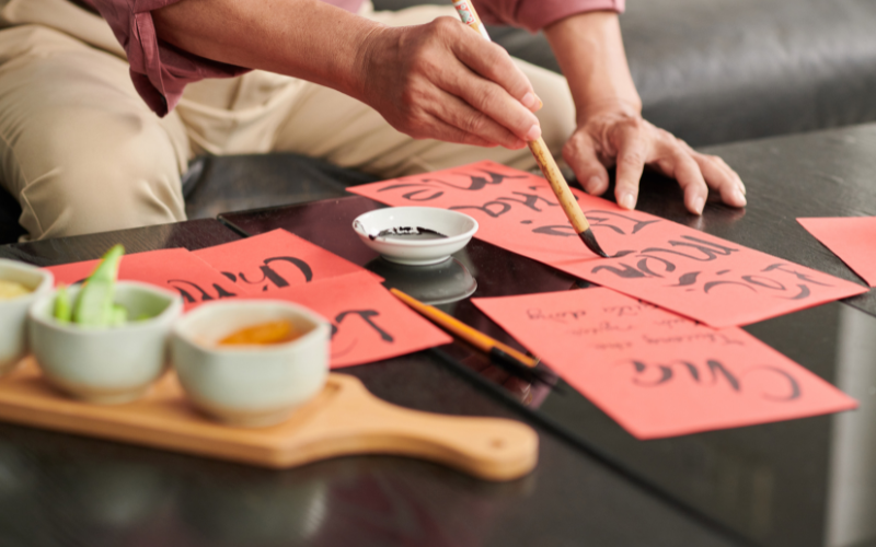 Tại sao Tết năm nay không có đêm 30 và ý nghĩa của việc dán câu đối trước cửa nhà - Ảnh 2.