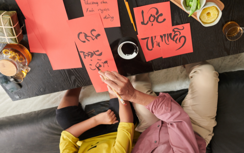 Tại sao Tết năm nay không có đêm 30 và ý nghĩa của việc dán câu đối trước cửa nhà - Ảnh 3.