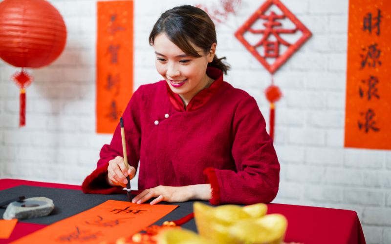 Tại sao Tết năm nay không có đêm 30 và ý nghĩa của việc dán câu đối trước cửa nhà - Ảnh 1.