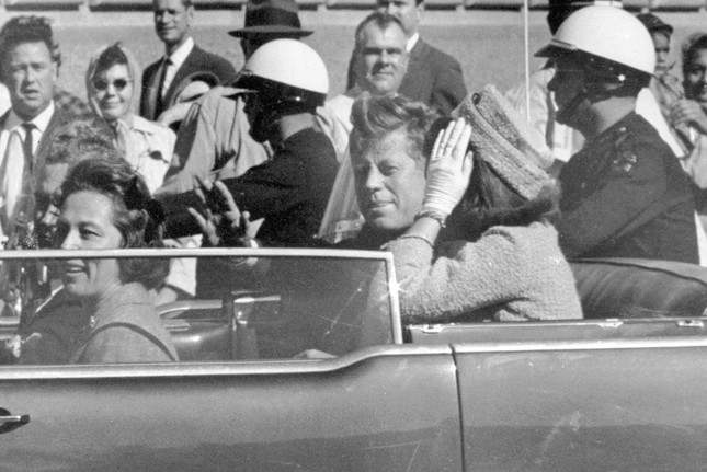 Ông Trump ký lệnh giải mật hàng ngàn tài liệu còn lại về vụ ám sát Tổng thống Kennedy - Ảnh 1.