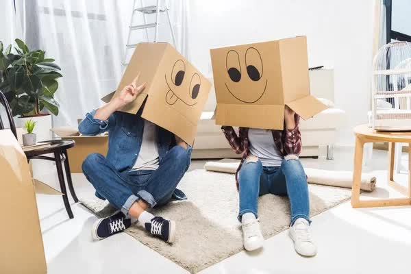 depositphotos-170486530-stock-photo-couple-with-boxes-on-heads-2505-926-1737687397108-17376873975641192495374.jpg