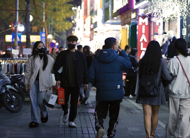 Hà Nội: Đông nghịt người dân đi mua sắm cận Tết, nhiều tuyến đường quanh khu mua sắm ùn tắc trong đêm - Ảnh 9.