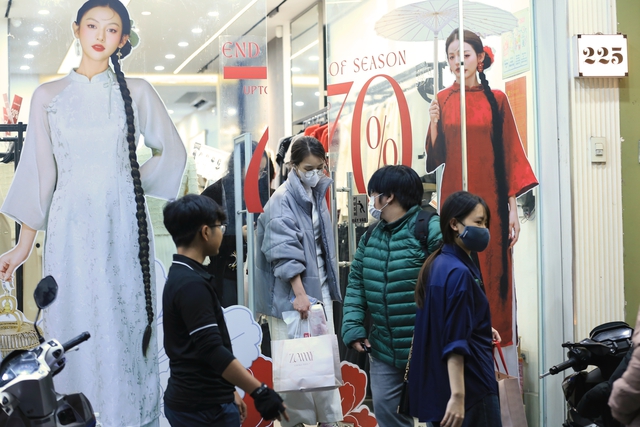 Hà Nội: Đông nghịt người dân đi mua sắm cận Tết, nhiều tuyến đường quanh khu mua sắm ùn tắc trong đêm - Ảnh 7.