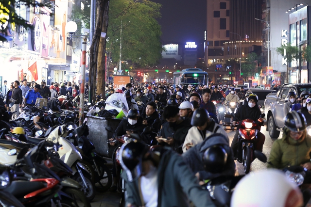 Hà Nội: Đông nghịt người dân đi mua sắm cận Tết, nhiều tuyến đường quanh khu mua sắm ùn tắc trong đêm - Ảnh 2.