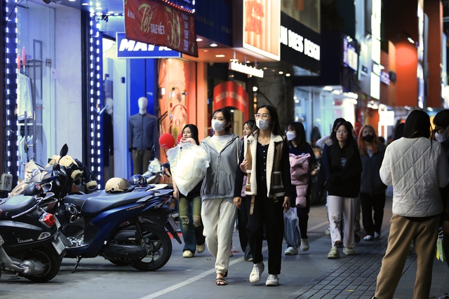 Hà Nội: Đông nghịt người dân đi mua sắm cận Tết, nhiều tuyến đường quanh khu mua sắm ùn tắc trong đêm - Ảnh 8.