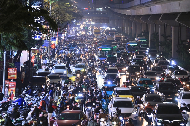 Hà Nội: Đông nghịt người dân đi mua sắm cận Tết, nhiều tuyến đường quanh khu mua sắm ùn tắc trong đêm - Ảnh 11.