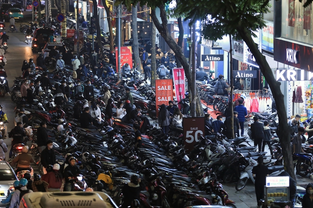 Hà Nội: Đông nghịt người dân đi mua sắm cận Tết, nhiều tuyến đường quanh khu mua sắm ùn tắc trong đêm - Ảnh 10.