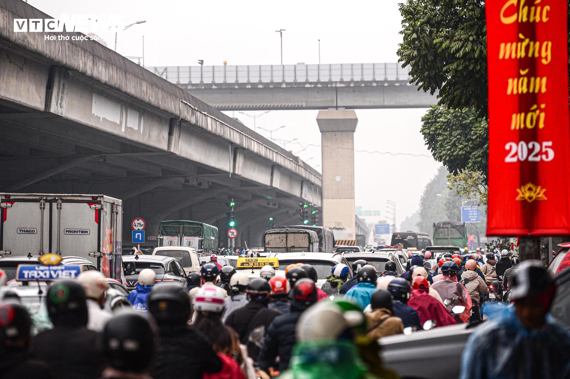 Tuyến đường huyết mạch Hà Nội tắc dài 3km trong ngày làm việc cuối cùng của năm - Ảnh 8.