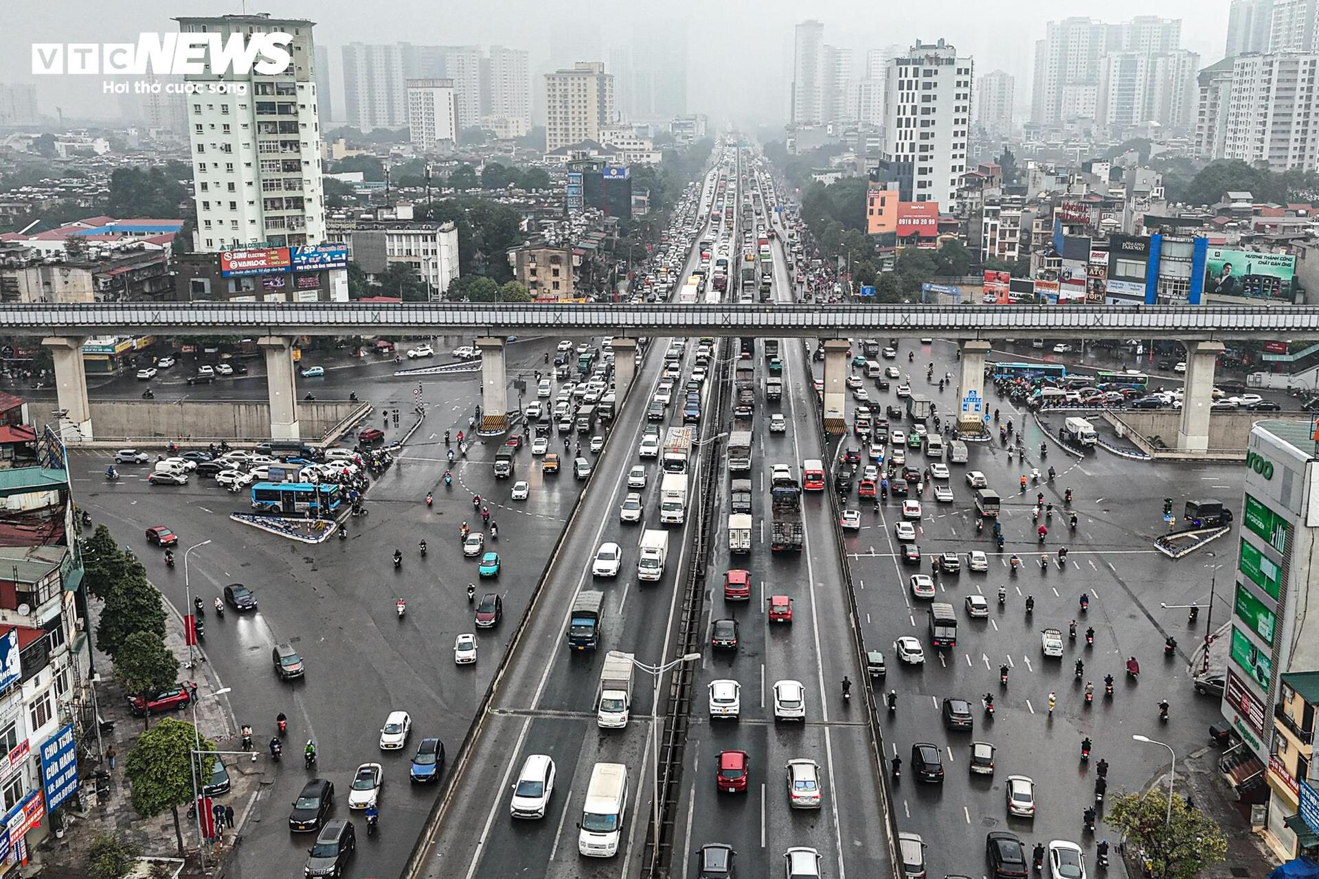 Tuyến đường huyết mạch Hà Nội tắc dài 3km trong ngày làm việc cuối cùng của năm - Ảnh 1.