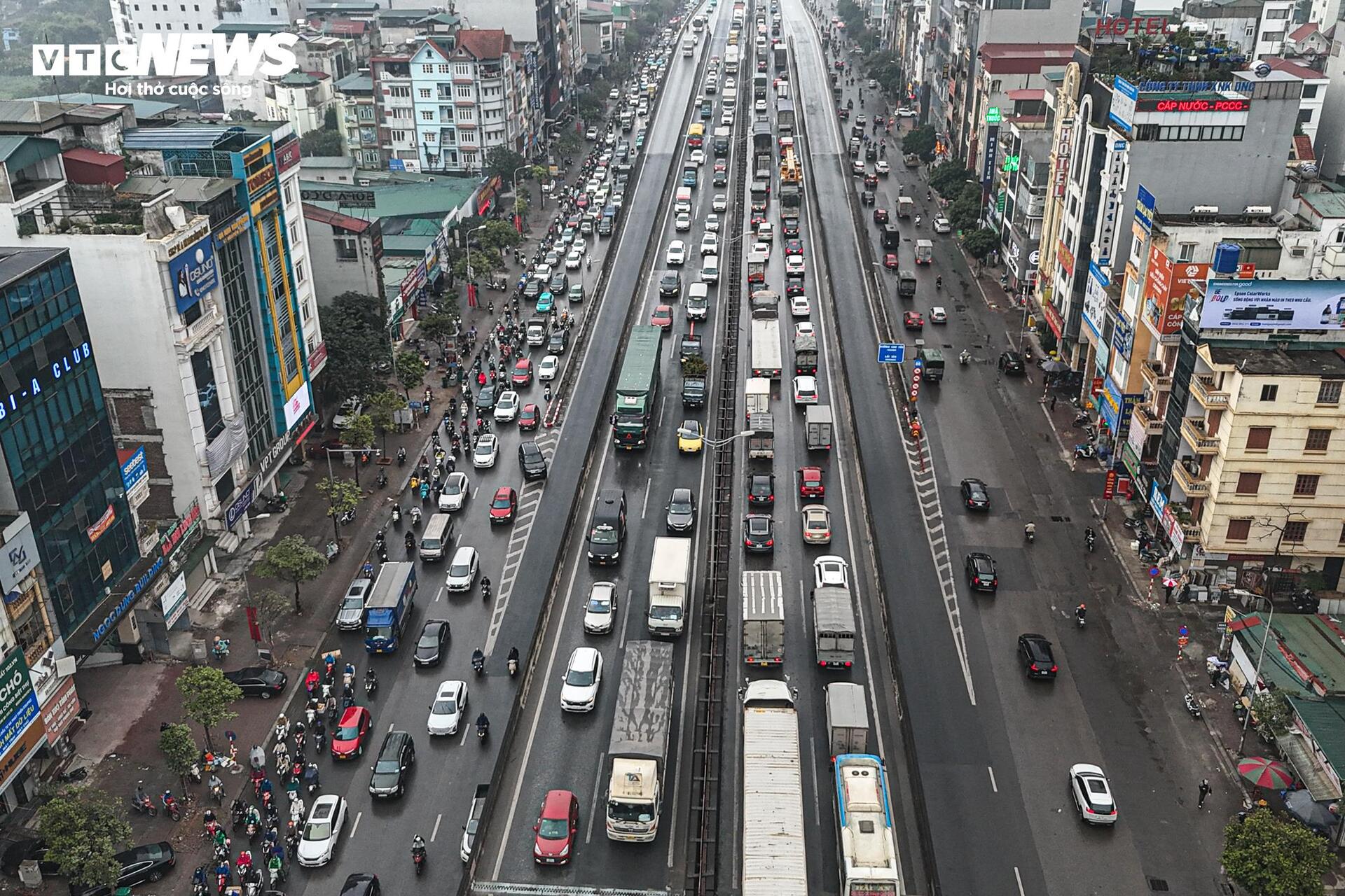 Tuyến đường huyết mạch Hà Nội tắc dài 3km trong ngày làm việc cuối cùng của năm - Ảnh 6.