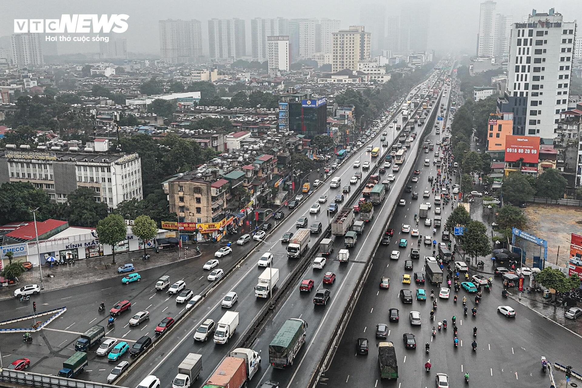 Tuyến đường huyết mạch Hà Nội tắc dài 3km trong ngày làm việc cuối cùng của năm - Ảnh 2.