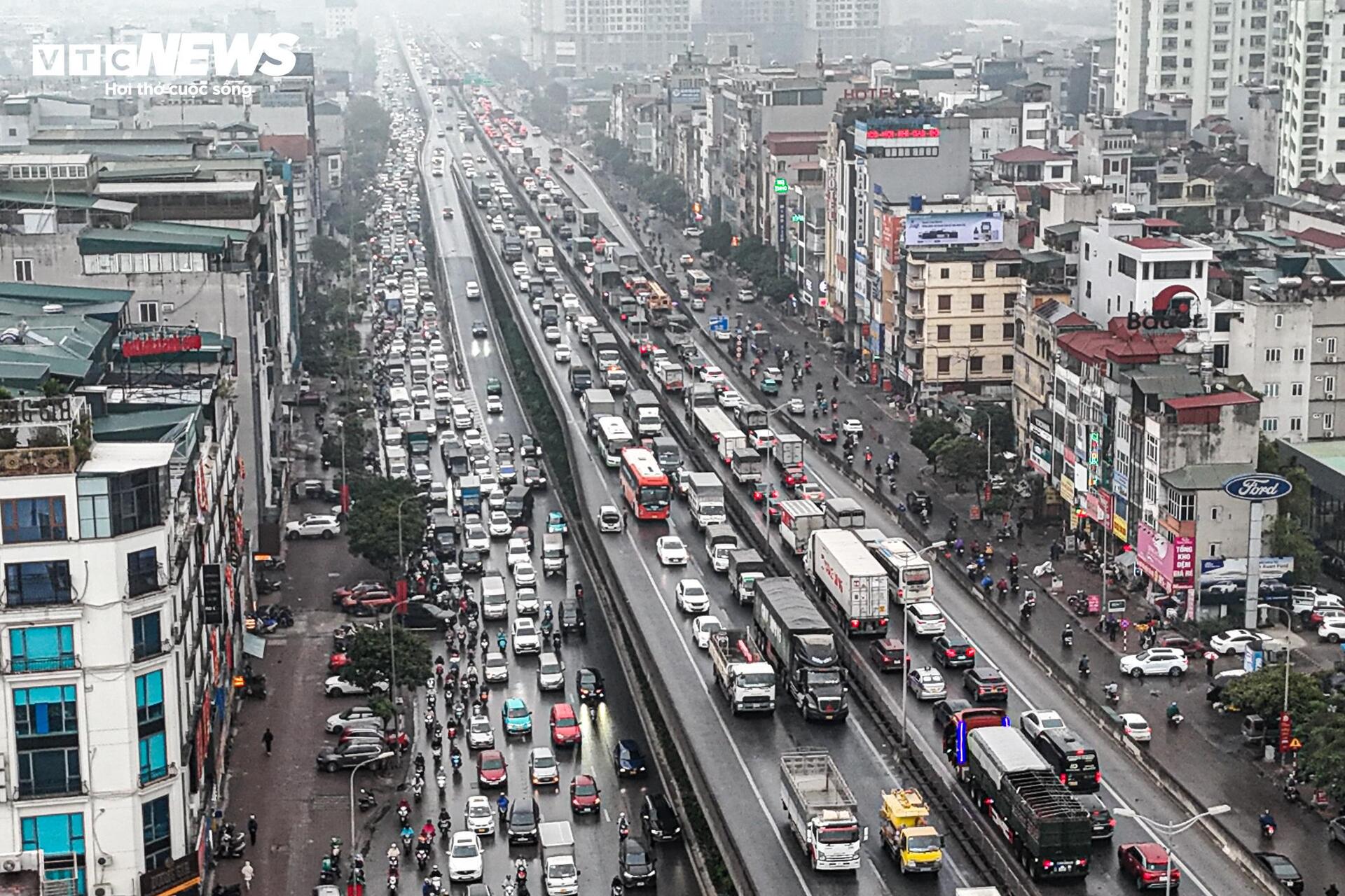 Tuyến đường huyết mạch Hà Nội tắc dài 3km trong ngày làm việc cuối cùng của năm - Ảnh 3.