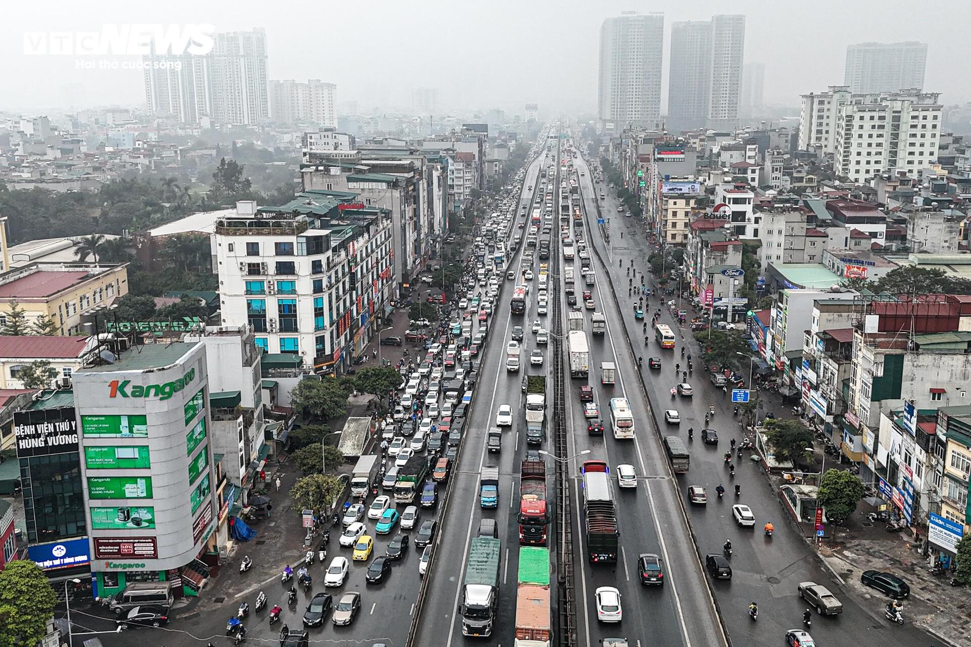 Tuyến đường huyết mạch Hà Nội tắc dài 3km trong ngày làm việc cuối cùng của năm - Ảnh 5.