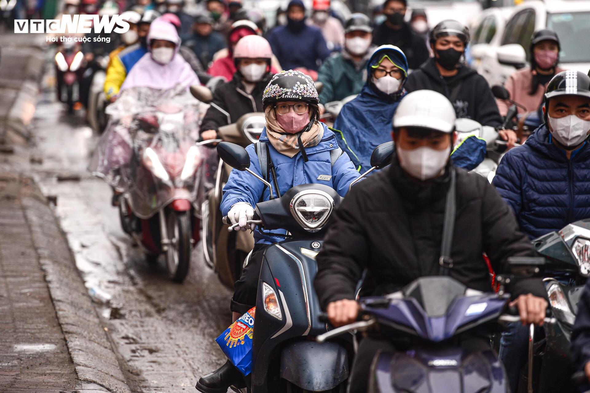 Tuyến đường huyết mạch Hà Nội tắc dài 3km trong ngày làm việc cuối cùng của năm - Ảnh 16.