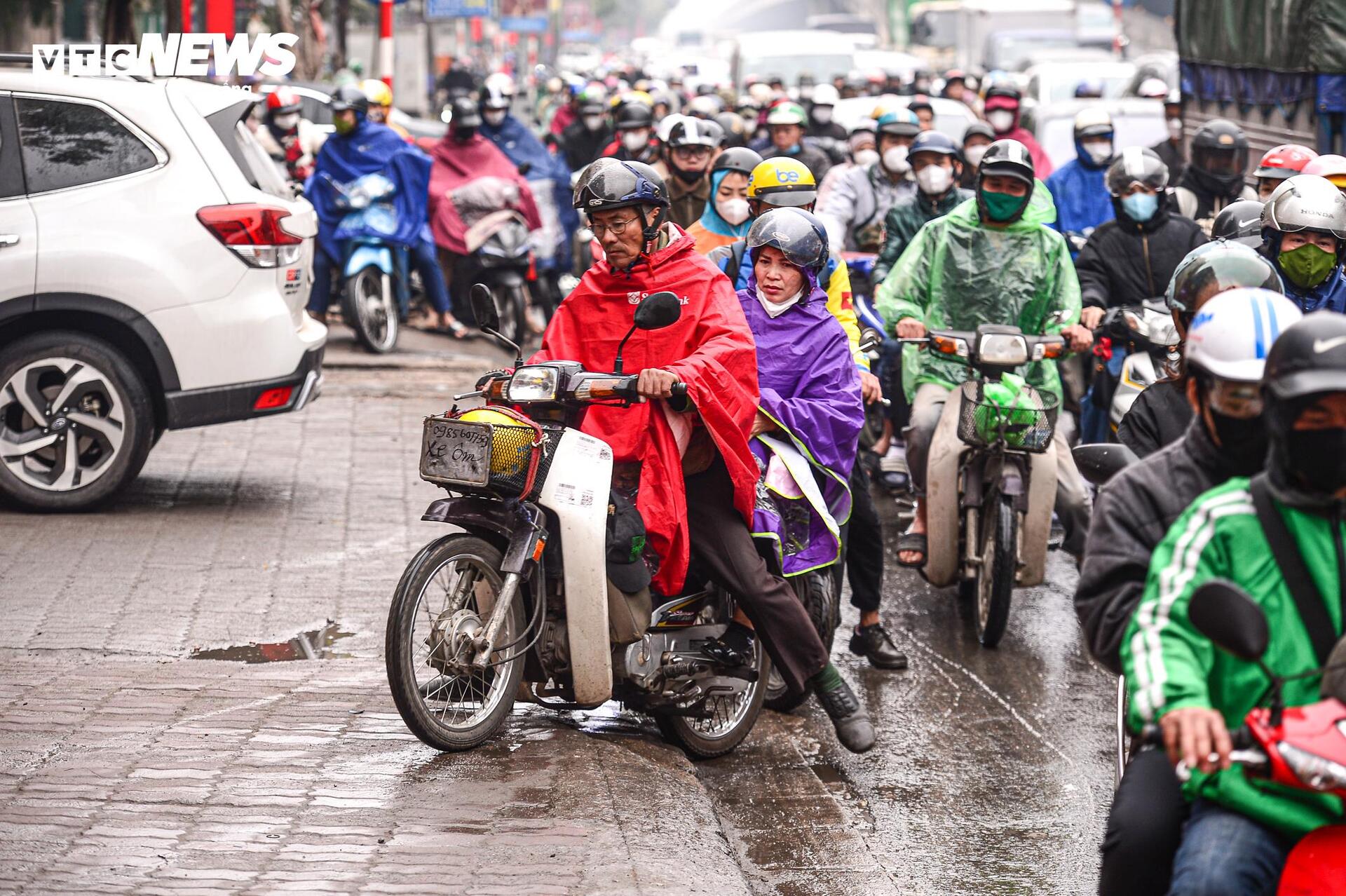 Tuyến đường huyết mạch Hà Nội tắc dài 3km trong ngày làm việc cuối cùng của năm - Ảnh 14.