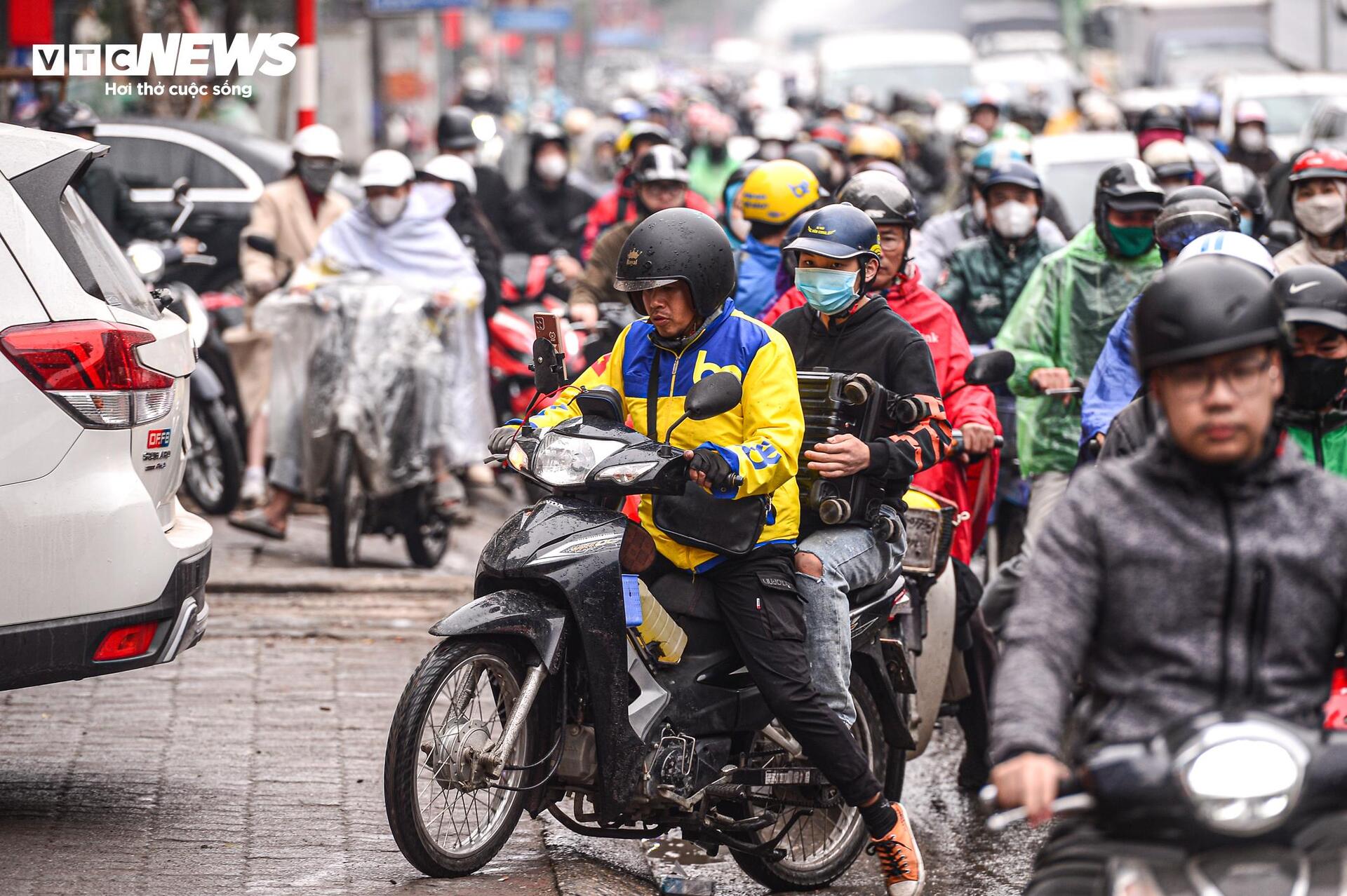 Tuyến đường huyết mạch Hà Nội tắc dài 3km trong ngày làm việc cuối cùng của năm - Ảnh 15.