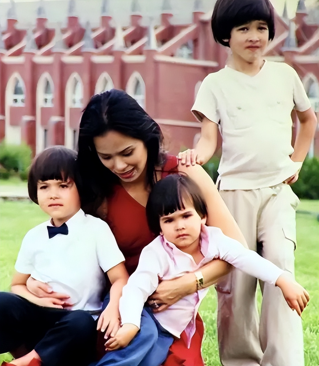 Nữ ca sĩ quốc dân đình đám làm mẹ đơn thân, 1 mình nuôi 3 con thành giám đốc: Bí quyết dạy dỗ những đứa trẻ xuất sắc rất đơn giản - Ảnh 3. Nữ ca sĩ quốc dân đình đám làm mẹ đơn thân, 1 mình nuôi 3 con thành giám đốc: Bí quyết dạy dỗ những đứa trẻ xuất sắc rất đơn giản - Ảnh 3.