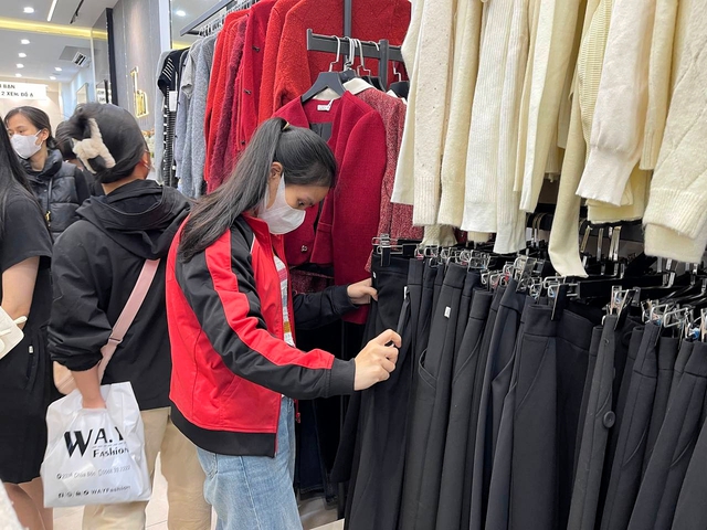 Hà Nội: Đông nghịt người dân đi mua sắm cận Tết, nhiều tuyến đường quanh khu mua sắm ùn tắc trong đêm - Ảnh 6.