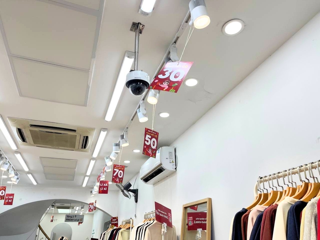 Hà Nội: Đông nghịt người dân đi mua sắm cận Tết, nhiều tuyến đường quanh khu mua sắm ùn tắc trong đêm - Ảnh 5.