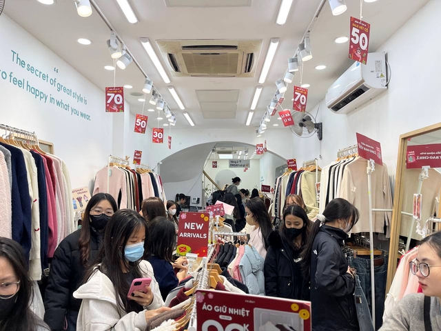 Hà Nội: Đông nghịt người dân đi mua sắm cận Tết, nhiều tuyến đường quanh khu mua sắm ùn tắc trong đêm - Ảnh 4.