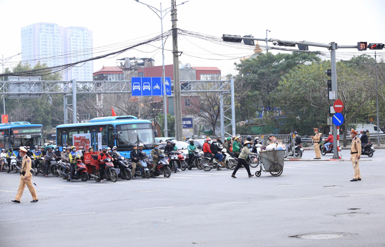 Chính thức kết thúc ngày làm việc cuối cùng trước kỳ nghỉ Tết và đây là cảnh tượng trên đường phố lúc này!- Ảnh 9.