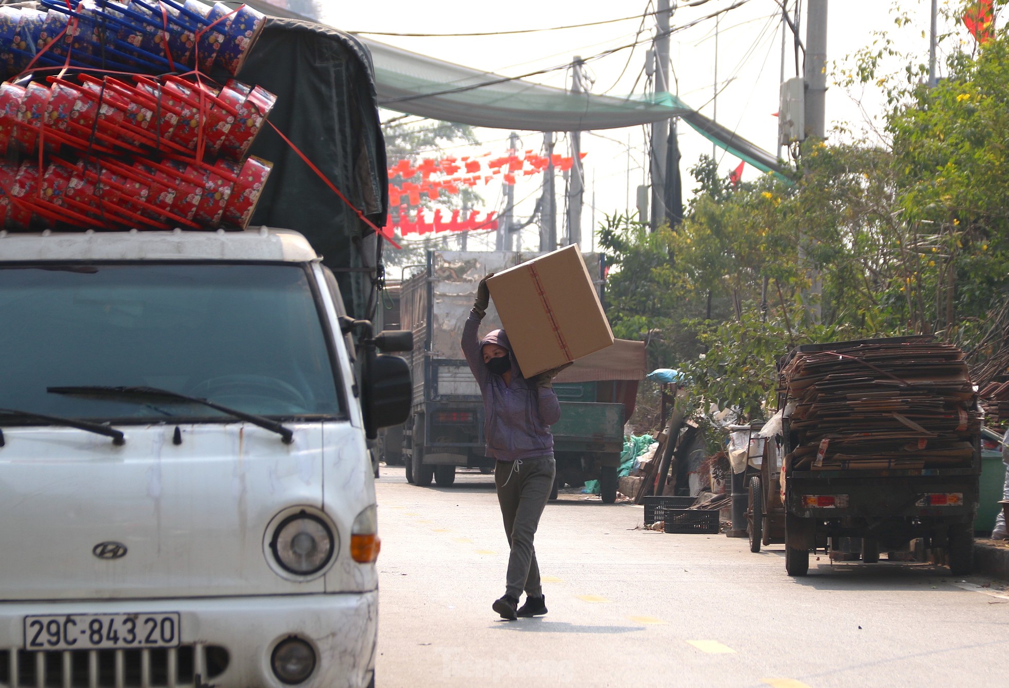 'Thủ phủ' bánh kẹo Hà Nội tất bật không ngơi tay dịp cận Tết - Ảnh 8.