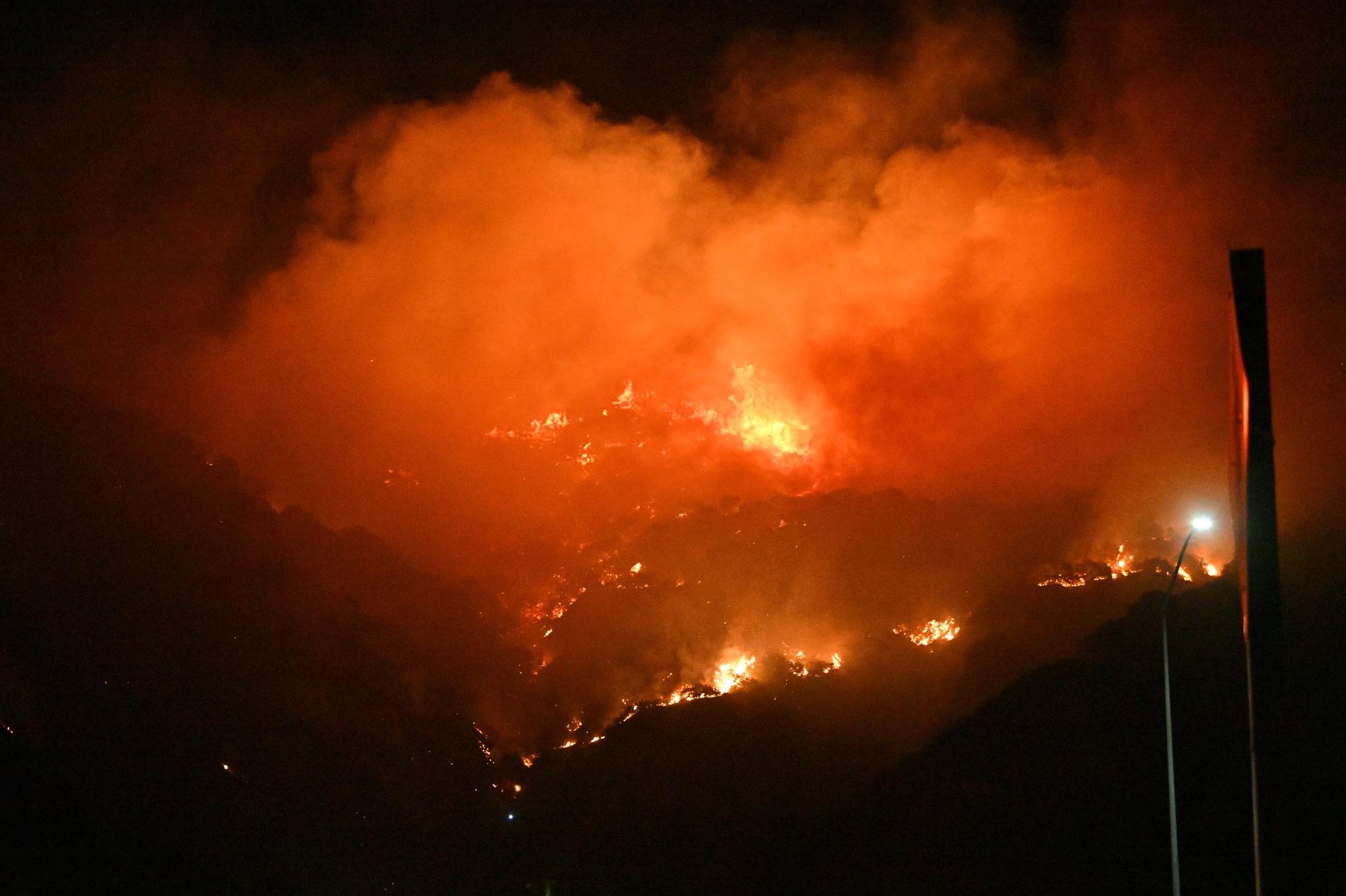 Thêm một đám cháy lớn nữa tại Los Angeles bùng phát, “địa ngục lửa” chưa biết bao giờ mới kết thúc- Ảnh 2.